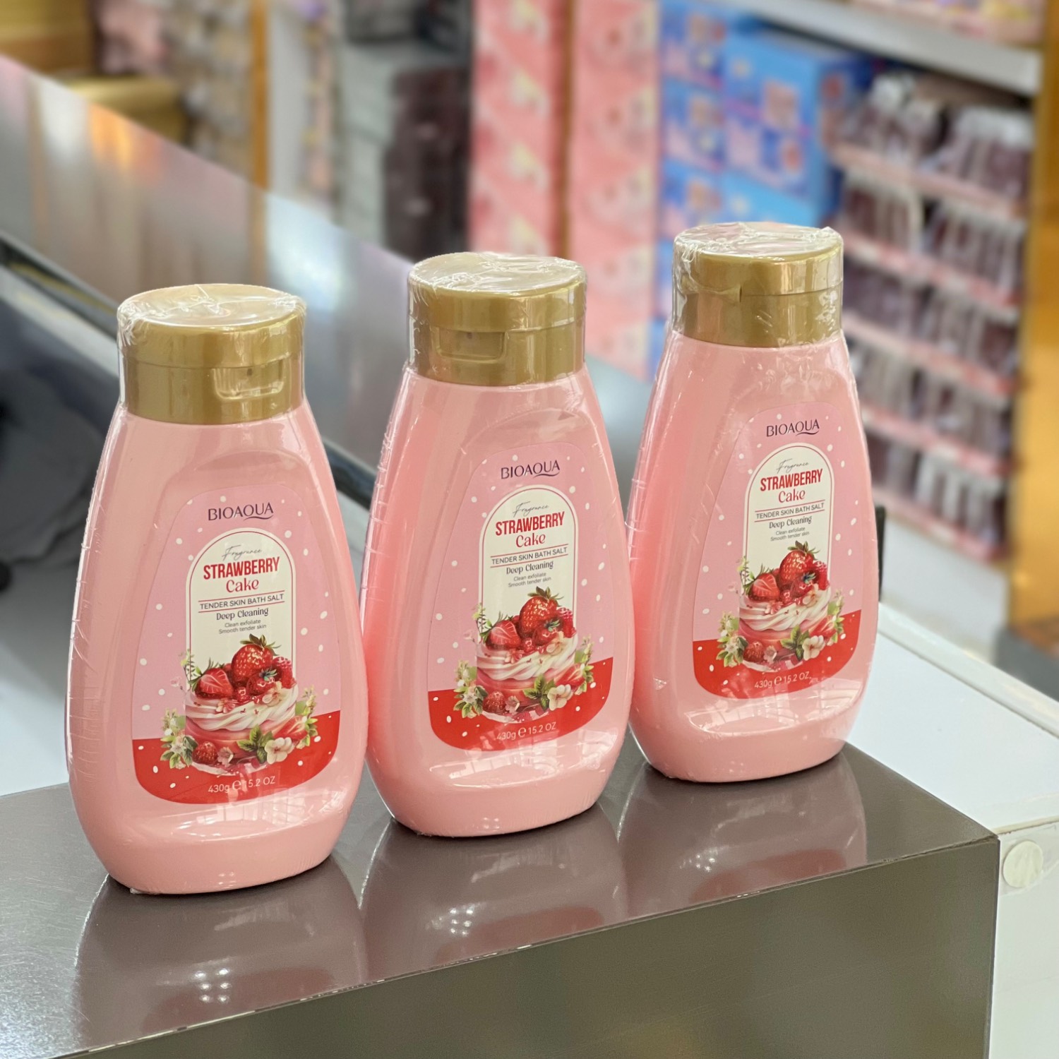 نمک بدن کیک توت فرنگی بیوآکوا BIOAQUA